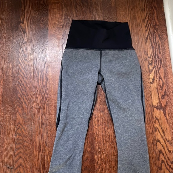 LULULEMON GRAY & BLACK MESHE DETAIL LEGGING - Picture 1 of 4